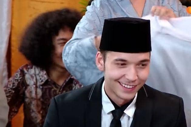 Potret Stefan William kenakan peci dan baju koko (dok SinemArt/Anak Langit via youtube.com/Surya Citra Televisi (SCTV))