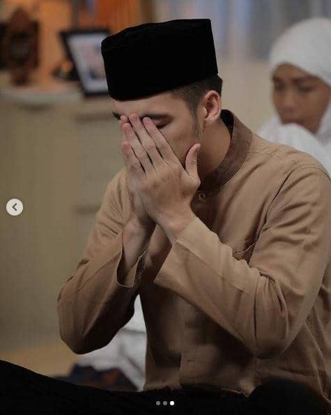 Potret Stefan William kenakan peci dan baju koko (instagram.com/stefannwilliam)