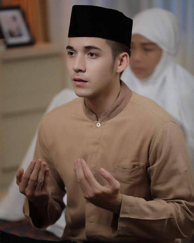 Potret Stefan William kenakan peci dan baju koko (instagram.com/stefannwilliam)