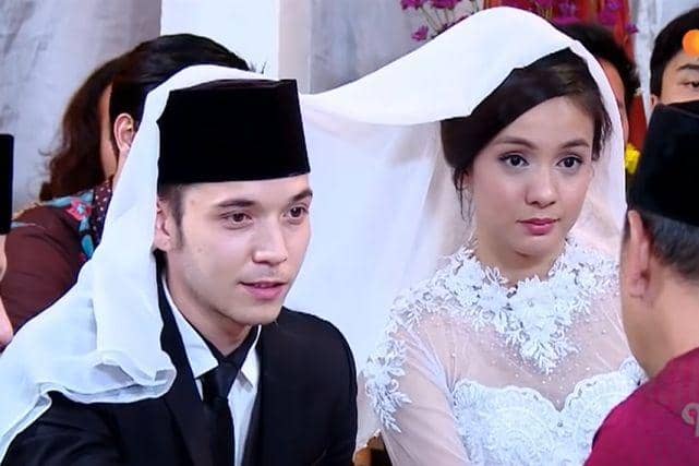 Potret Stefan William kenakan peci dan baju koko (dok SinemArt/Anak Langit via youtube.com/Surya Citra Televisi (SCTV))