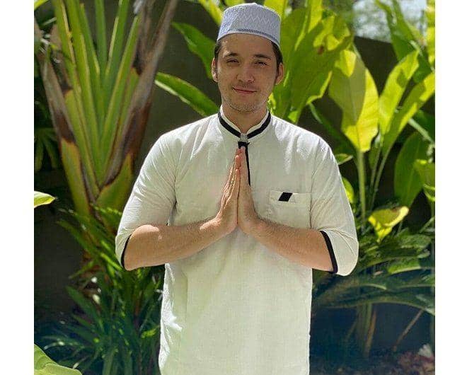 Potret Stefan William kenakan peci dan baju koko (instagram.com/stefannwilliam)