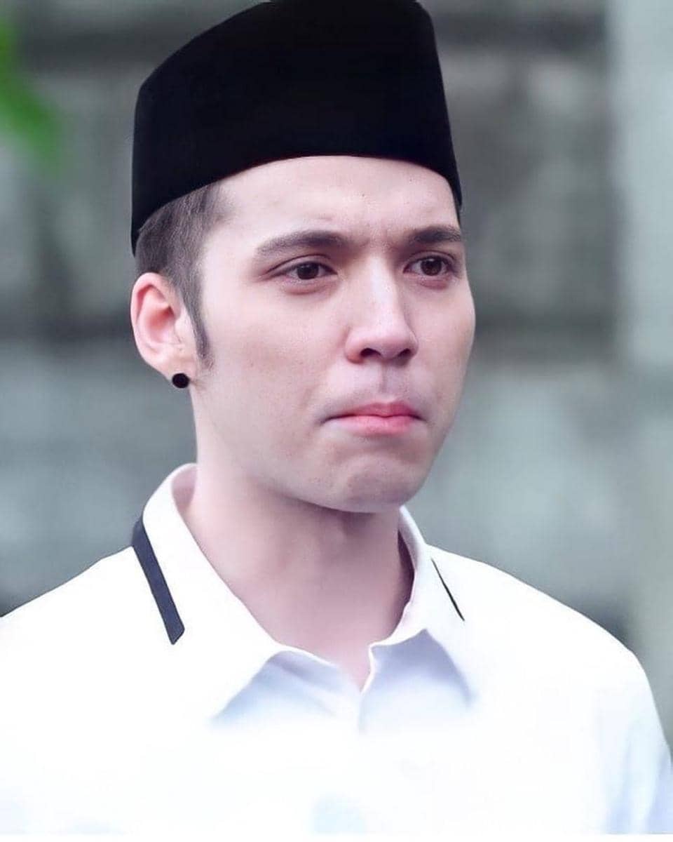 Potret Stefan William kenakan peci dan baju koko (picuki.com/stefwil22)