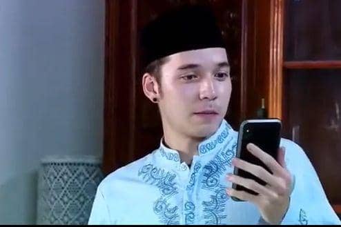 Potret Stefan William kenakan peci dan baju koko (instagram.com/stefannwilliam)