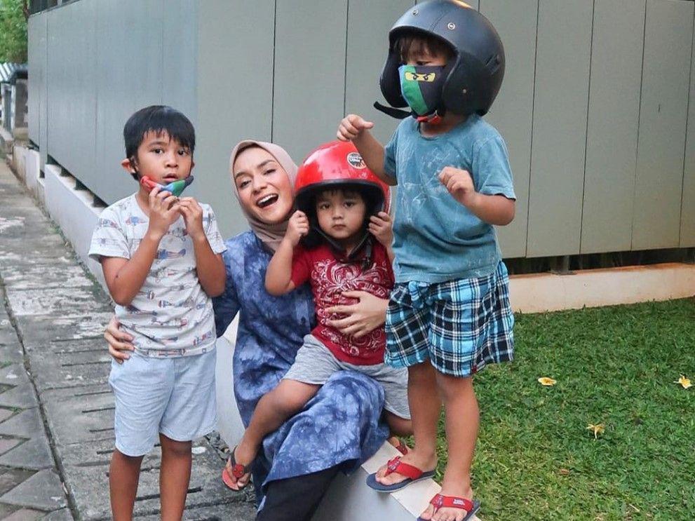 10 Potret Telaten Enno Lerian saat Momong Anak