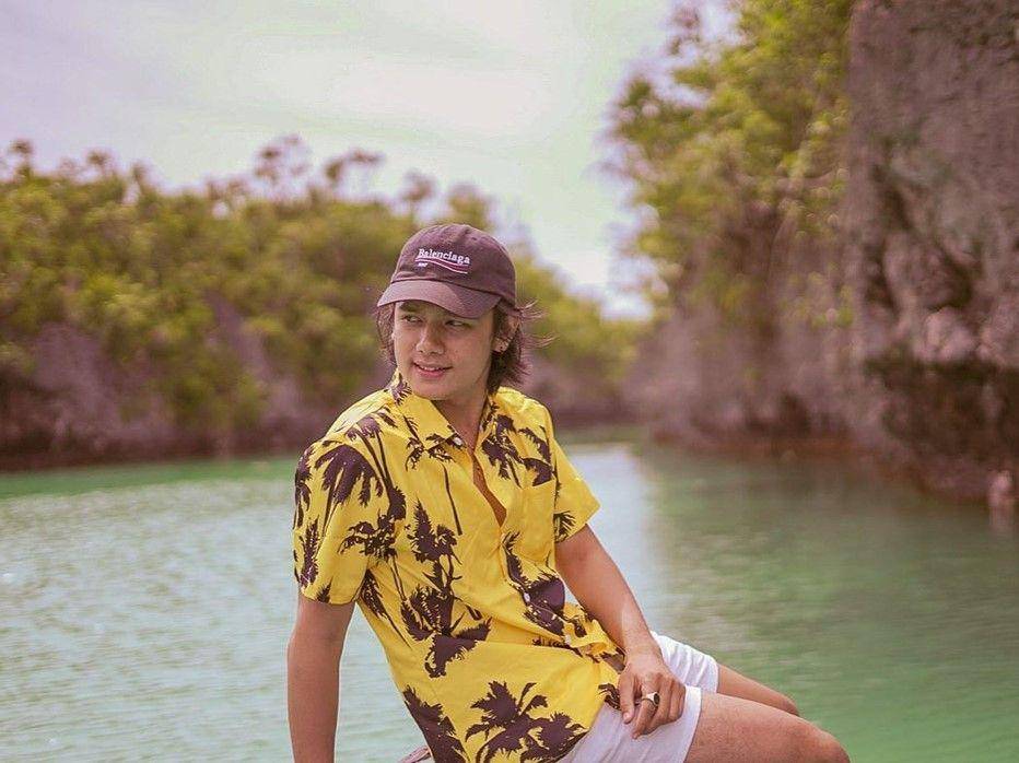 Rayn Wijaya plesiran ke pantai. (instagram.com/raynwijaya26)