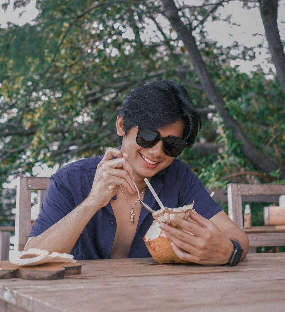 Rayn Wijaya plesiran ke pantai. (instagram.com/raynwijaya26)