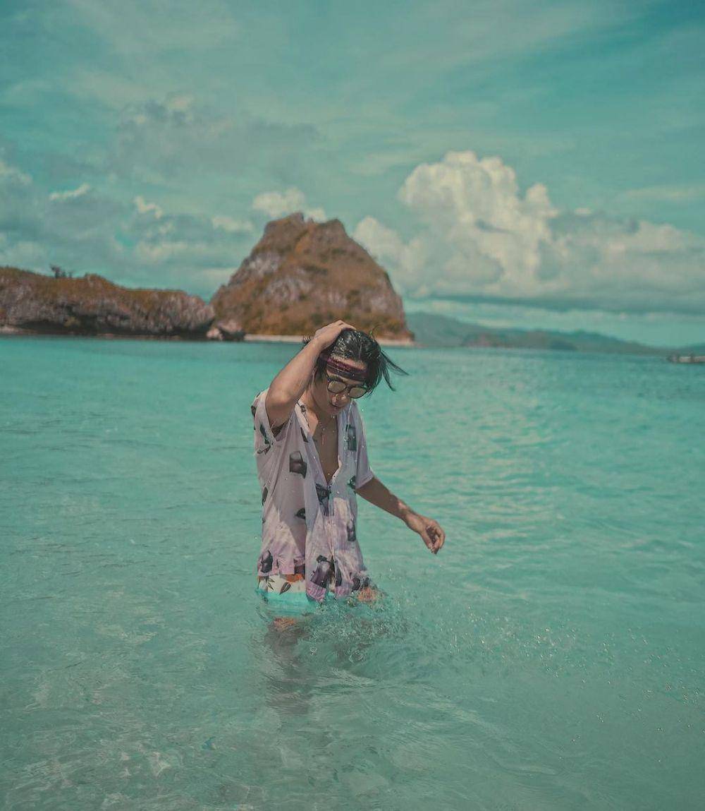 Rayn Wijaya plesiran ke pantai. (instagram.com/raynwijaya26)