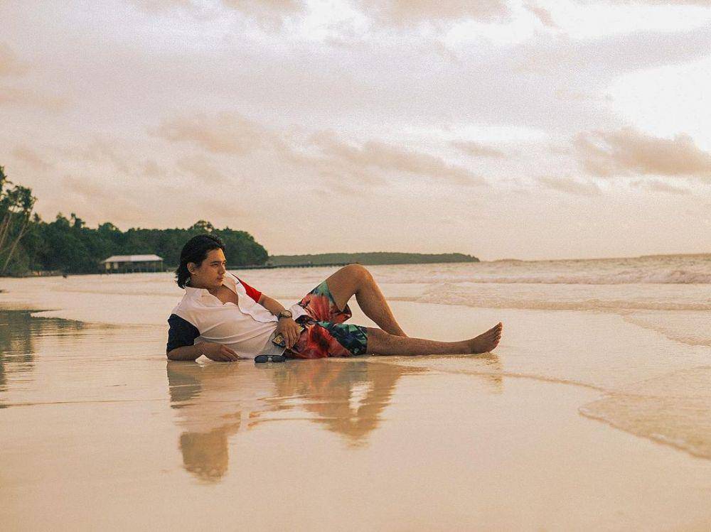 Rayn Wijaya plesiran ke pantai. (instagram.com/raynwijaya26)