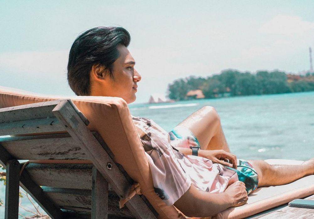 Rayn Wijaya plesiran ke pantai. (instagram.com/raynwijaya26)
