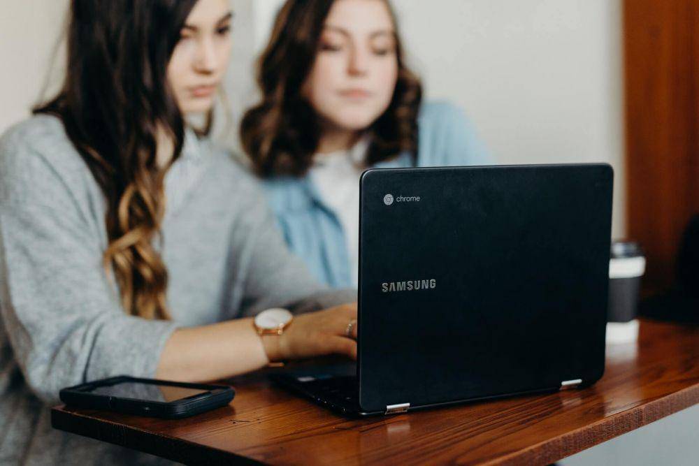 Ilustrasi suasana kantor (unsplash.com/Brooke Cagle)