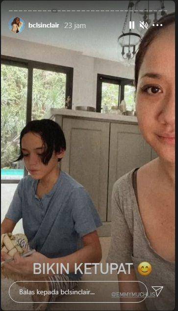 Bunga Citra Lestari sedang membuat ketupat bareng anak dan sang ibunda (instagram.com/bclsinclair)