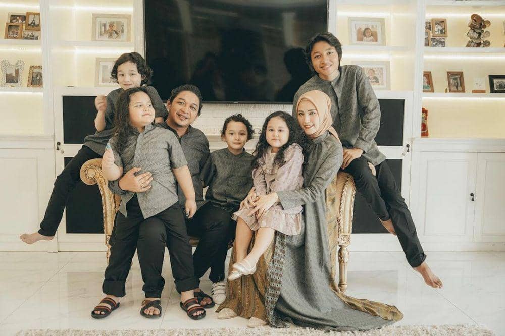 Lebaran keluarga Pasha Ungu (instagram.com/adeliapasha)