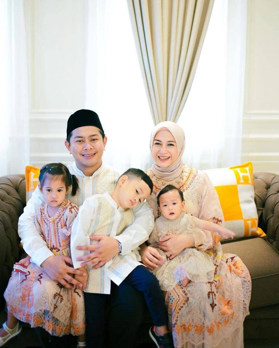 Potret keluarga Nina Zatulini rayakan lebaran dengan baju sama (instagram.com/ninazatulini22)