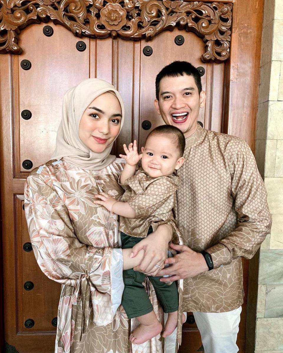 Potret keluarga kecil Rizky Aditya dan Citra Kirana rayakan lebaran dengan baju sama (instagram.com/citraciki)