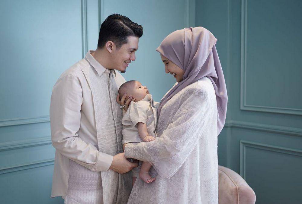 Potret keluarga kecil Irwansyah dan Zaskia Sungkar rayakan lebaran dengan baju sama (instagram.com/irwansyah_15)
