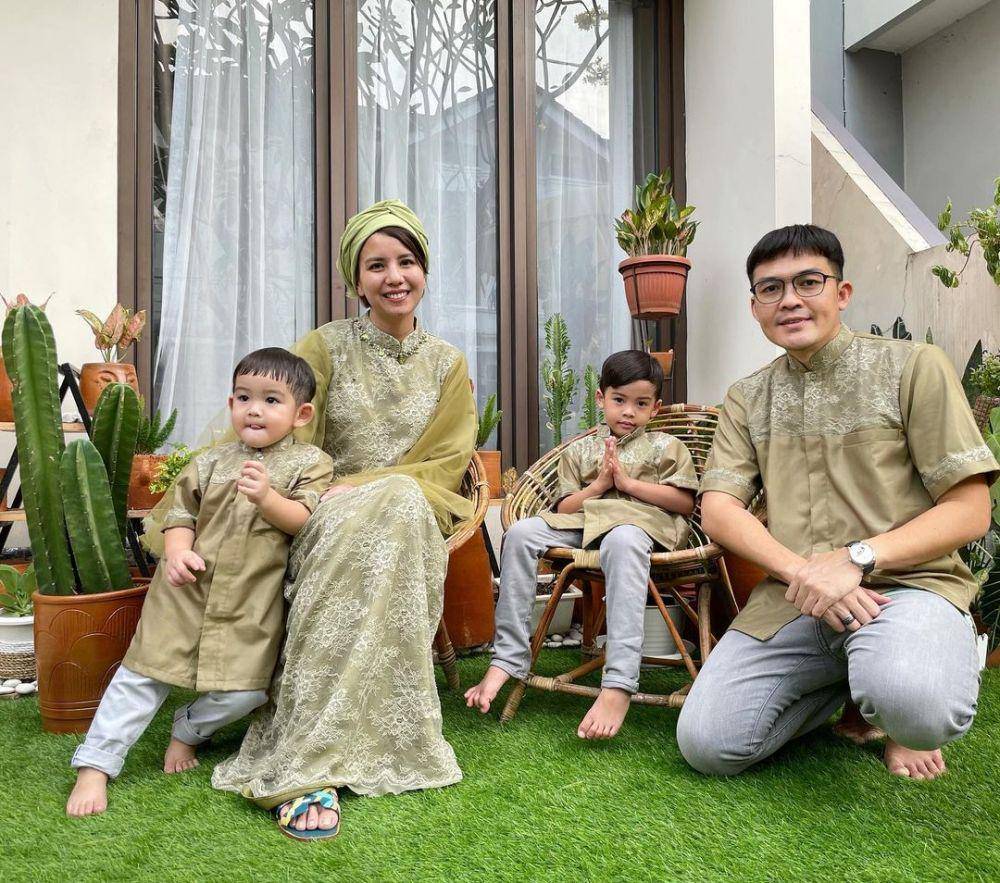 Potret keluarga Tya Ariestya bersama keluarga rayakan lebaran dengan baju sama (instagram.com/tya_ariestya)