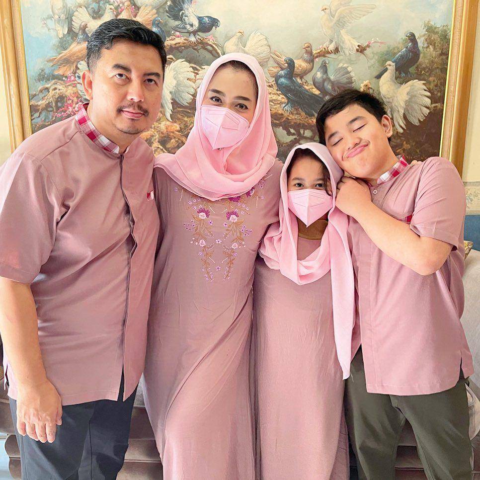 Potret keluarga Vega Darwanti rayakan lebaran dengan baju sama (instagram.com/vegadarwanti123)