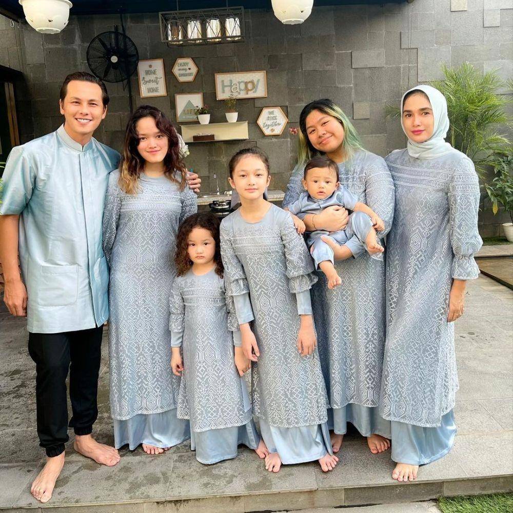 Keluarga Andhika Pratama dan Ussy Sulistiawaty (instagram.com/ussypratama/)