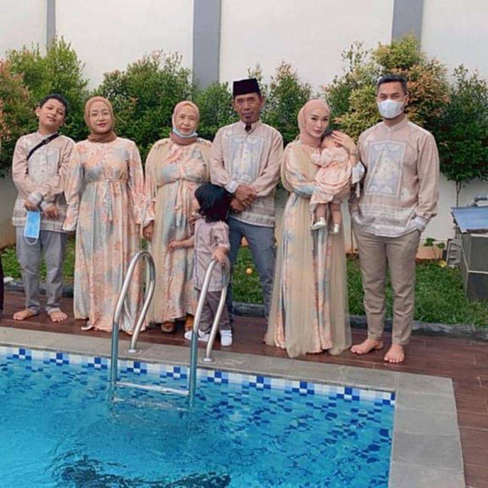Lebaran keluarga Zaskia Gotik (instagram.com/zaskia_gotix)