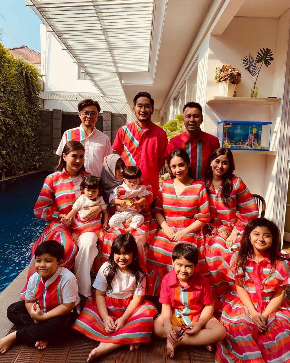 Potret keluarga besar Raffi Ahmad rayakan lebaran dengan baju sama (instagram.com/raffinagita1717)