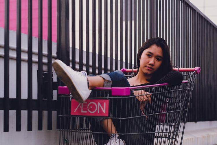 Ilustrasi perempuan dan troli belanja (unsplash.com/palimirmoadi)