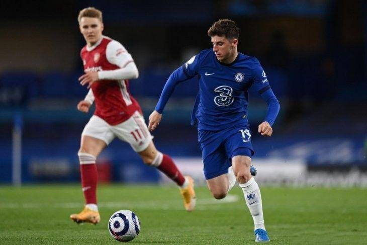 Pesepak bola Chelsea Mason Mount (kanan) berupaya melewati penjagaan pesepak bola Arsenal Martin Oedegaard dalam laga pekan ke-36 Liga Inggris, di Stadion Stamford Bridge, London, Inggris, Rabu (12/5/2021).  Arsenal berhasil mengalahkan Chelsea 1-0. ANTARA FOTO/Pool via Reuters-Shaun Botterill