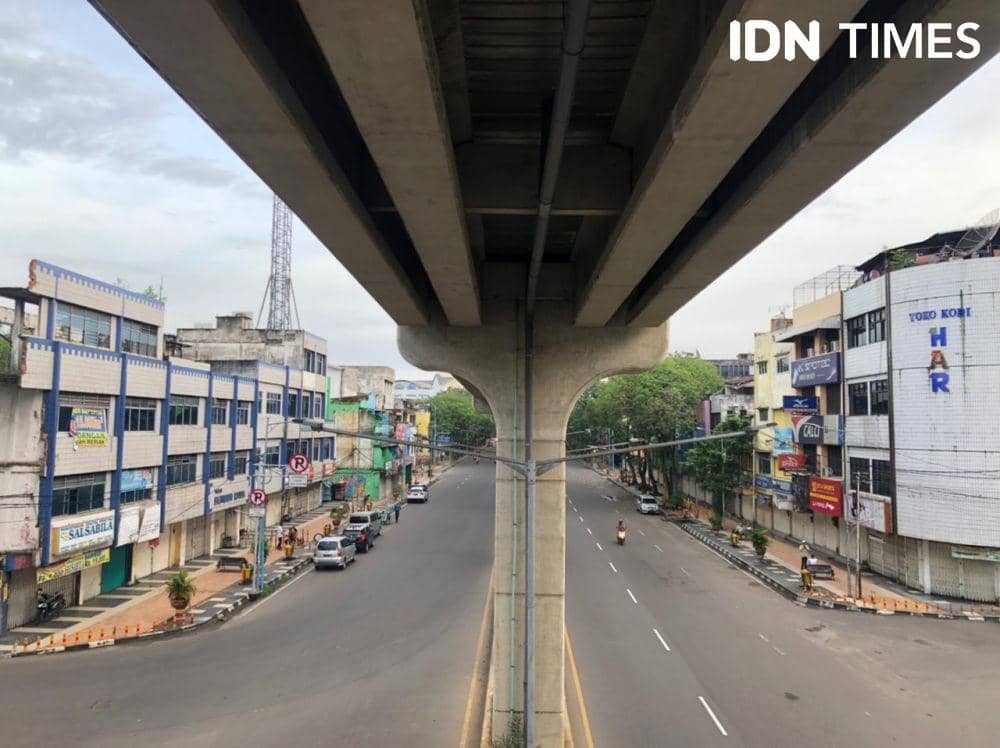 Jalan Jenderal Sudirman Palembang yang merupakan jalan protokol sepi tak ada yang melintas (IDN Times/Rangga Erfizal)