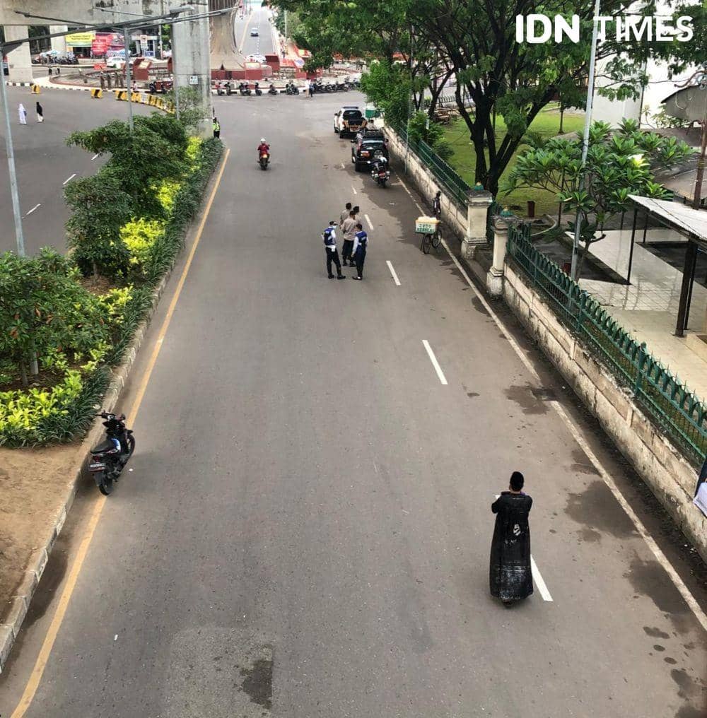Suasana jalan menuju Masjid Agung Palembang dijaga TNI, Polri, Satpol PP hingga Dishub saat momen Idul Fitri (IDN Times/Rangga Erfizal)