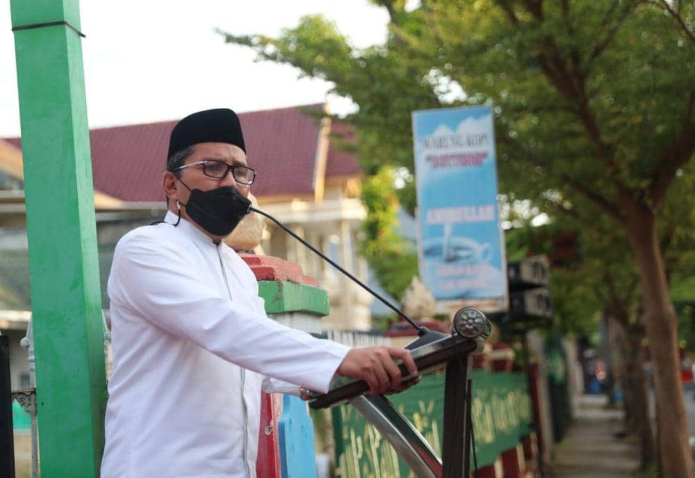 Wali Kota Makassar Moh Ramdhan Pomanto menangis saat memberikan sambutan pada pelaksanaan Salat Id di Jalan Amirullah, Kamis (13/5/2021). Humas Pemkot Makassar