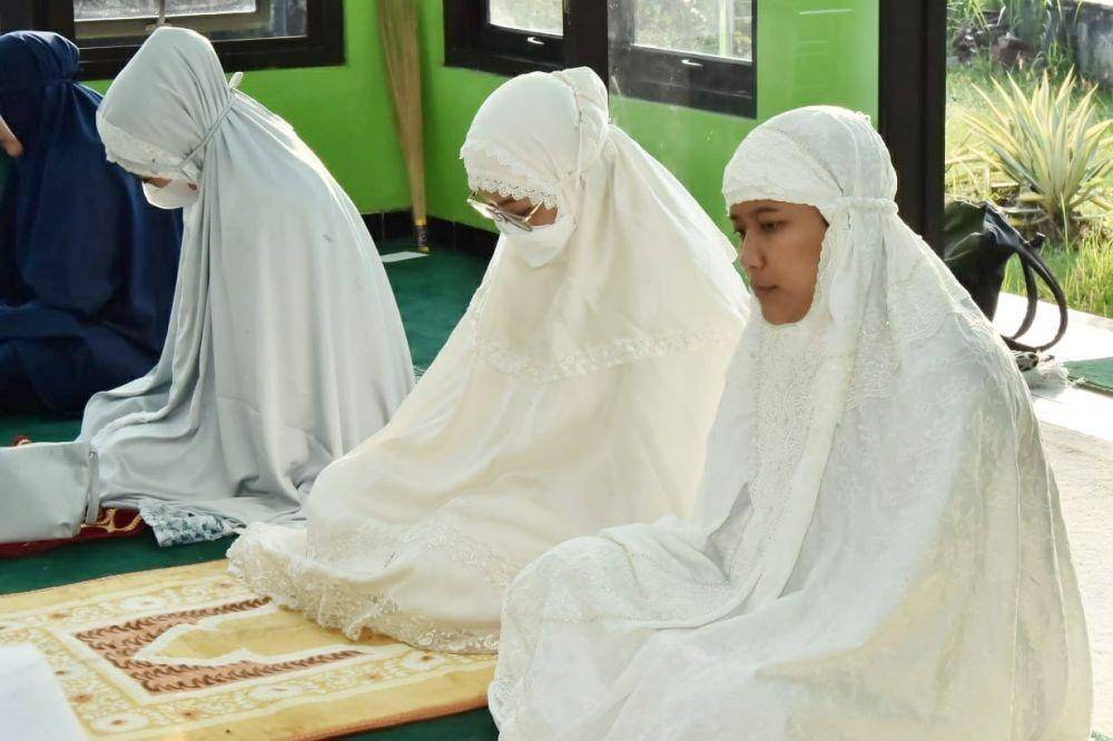 Bupati Bogor Ade Yasin melaksanakan salat Idul Fitri (Dok. Humas Pemkab Bogor)