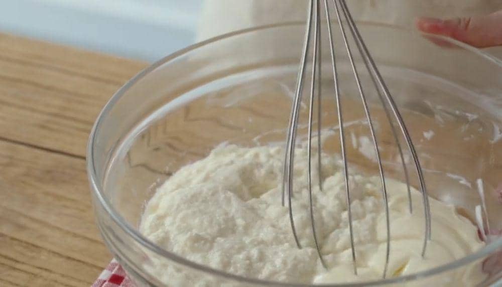 Aduk campuran tahu dan cream cheese. (dok. TikTok/CookingSpring)