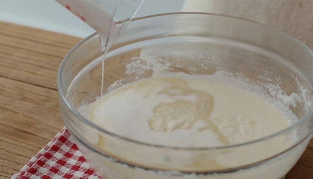 Masukkan gelatin, plum wine, dan susu ke dalam adonan. (dok. TikTok/CookingSpring)
