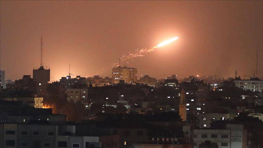 potret sebuah roket dari Gaza yang menuju wilayah Israel (aa.com.tr)