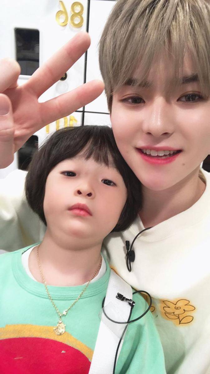 Yoshi TREASURE dan anak kecil (twitter.com/treasuremembers)