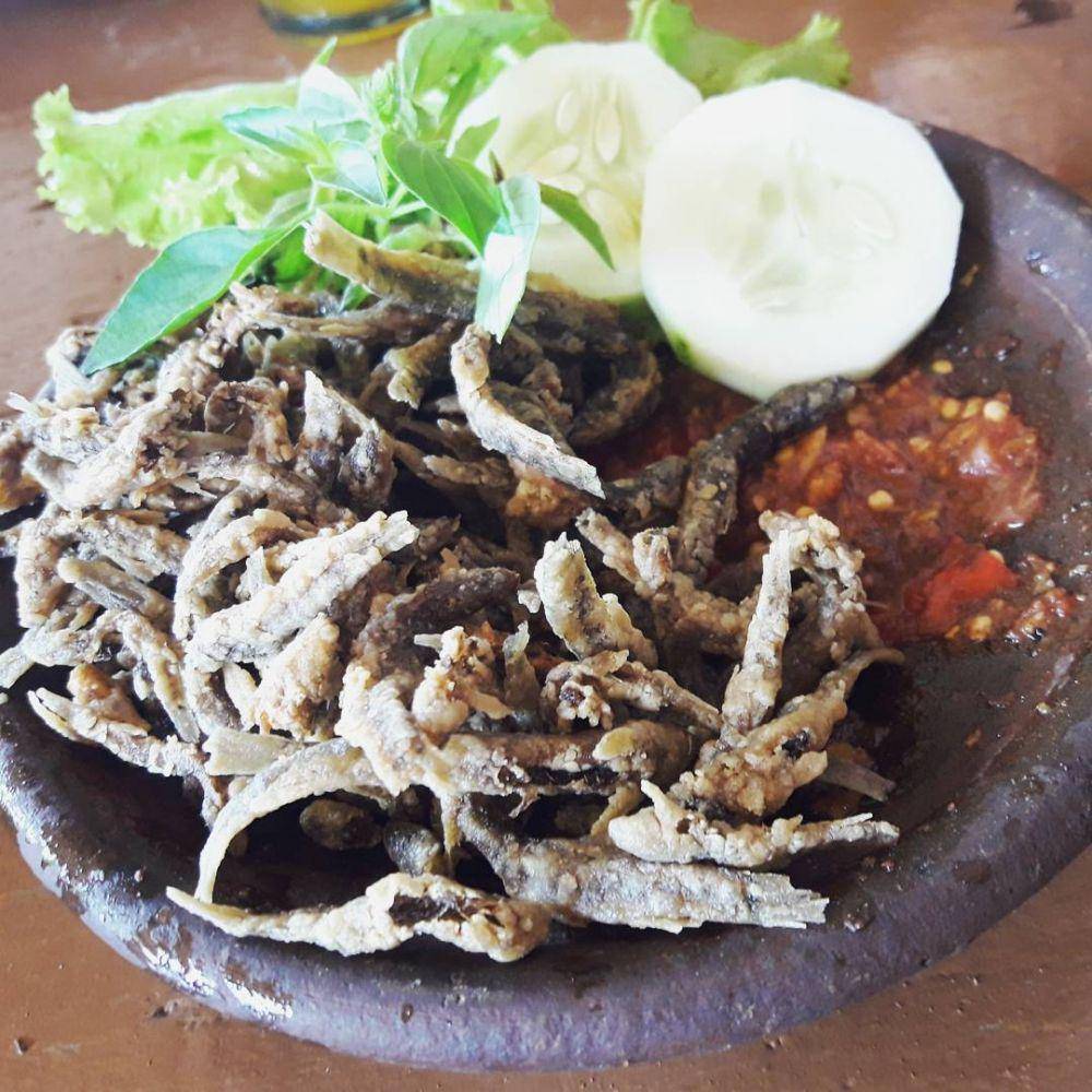 Ikan uceng goreng (instagram.com/sellaen4)