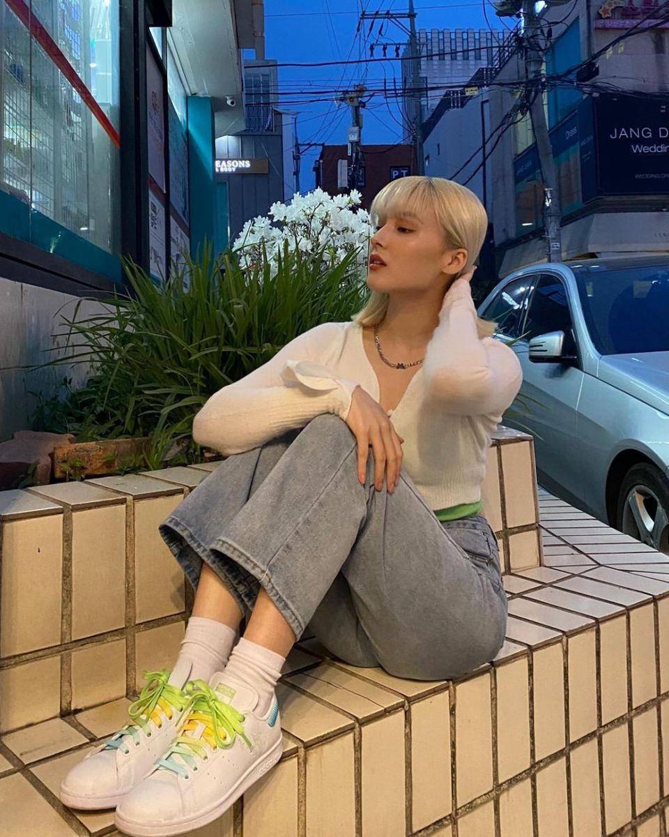 potret Nancy dengan busana putih (instagram.com/nancyjewel_mcdonie_)
