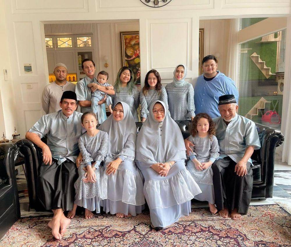 Potret Andhika Pratama dan Ussy rayakan lebaran bersama keluarga (instagram.com/ussypratama)