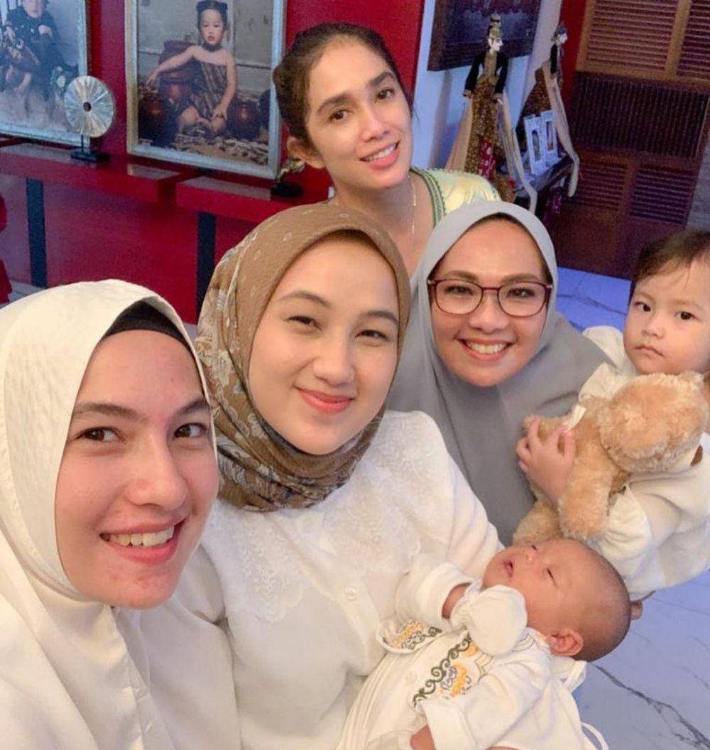 Potret Andhika Pratama dan Ussy rayakan lebaran bersama keluarga (instagram.com/sherliesubagyo)