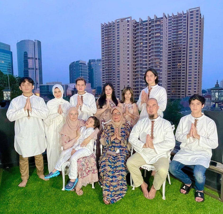 Bareng Calon Menantu, 9 Potret Lebaran Keluarga Mulan Jameela