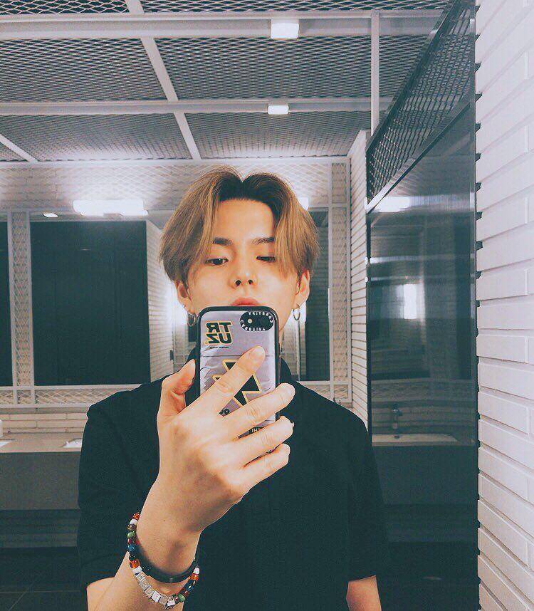 Yoshi TREASURE mirror selfie (twitter.com/treasuremembers)