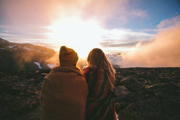 Ilustrasi dua orang menikmati pemandangan (unsplash.com/nate_dumlao)