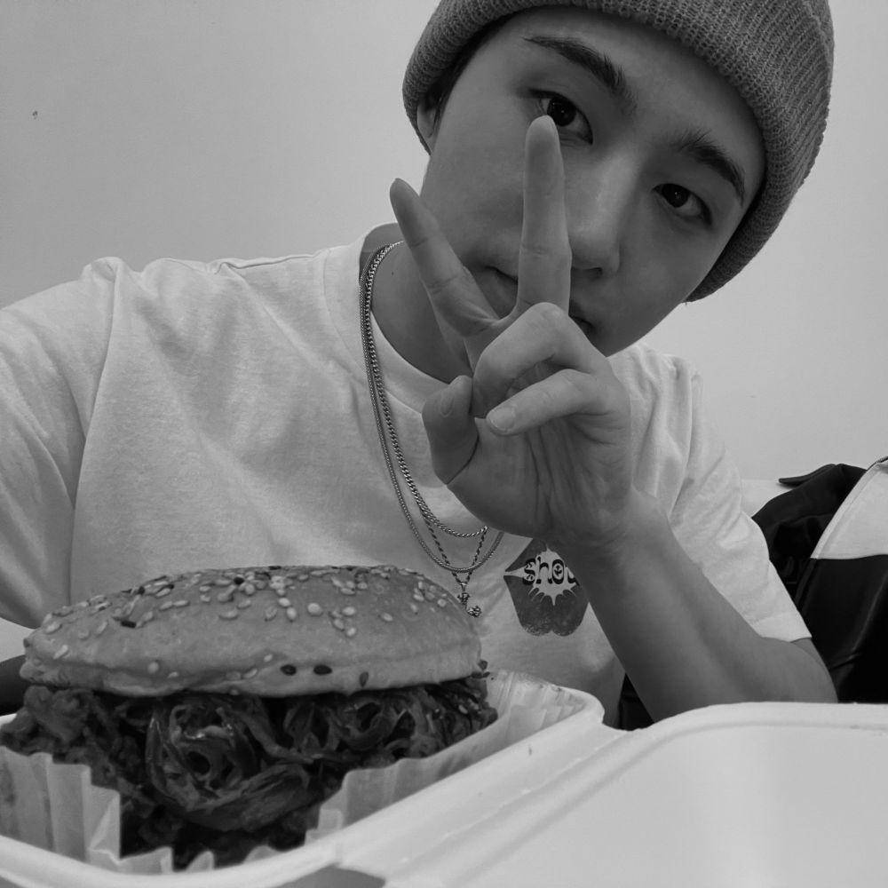 B.I Self Camera (twitter.com/shxx131bi131)