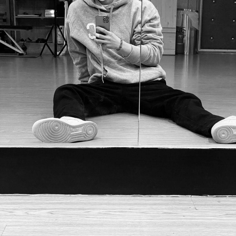 Foto B.I di Studio (twitter.com/shxx131bi131)