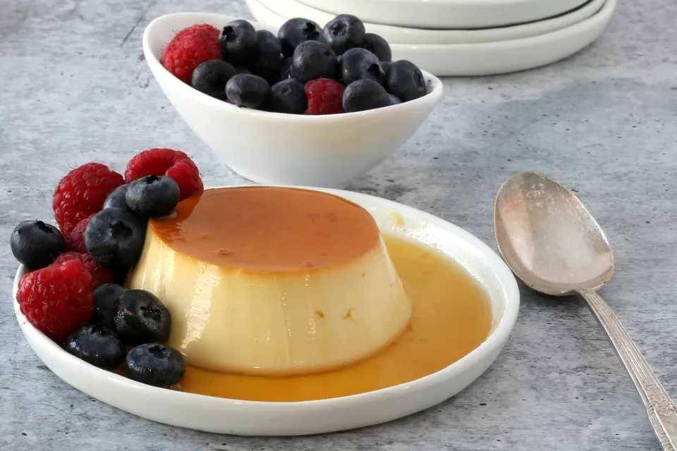 Karamel flan klasik (thespruceeats.com/Diana Rattray)