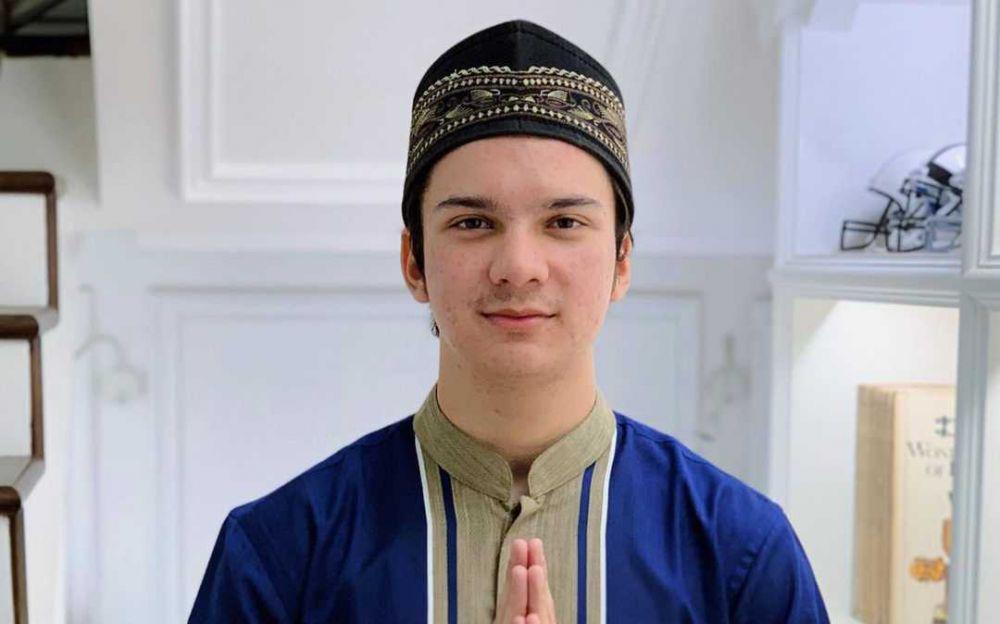 Berkarier Sejak Kecil, 10 Potret Endy Arfian yang Gagah dan Dewasa