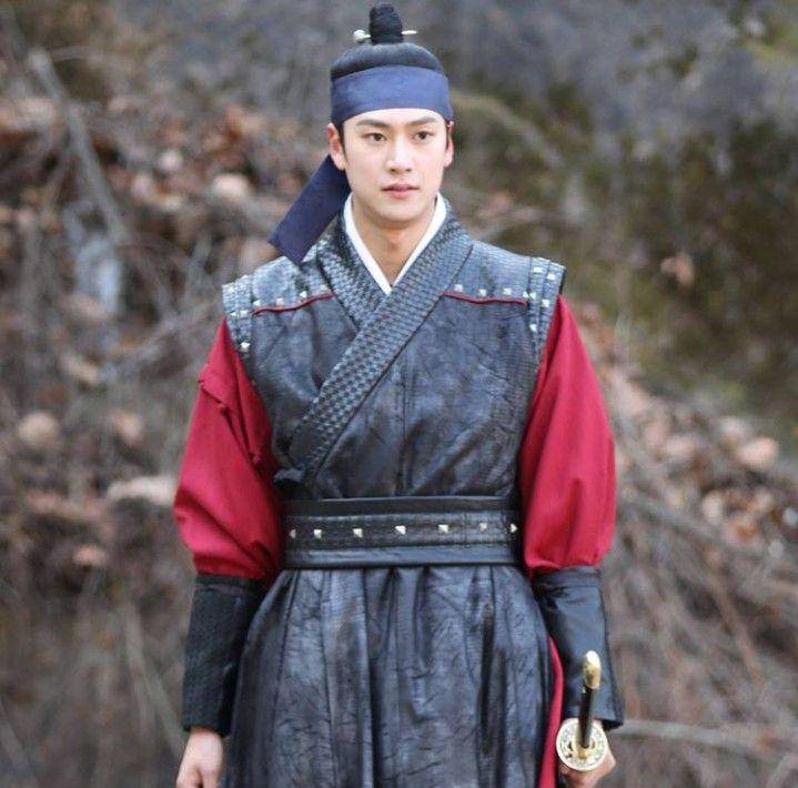 Na In Woo di Mr. Queen (instagram.com/10042n00)