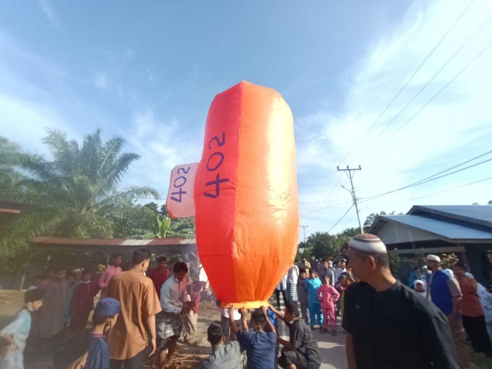 Pemuda Riau Terbangkan Balon Udara Mirip Kapal Selam KRI Nanggala-402