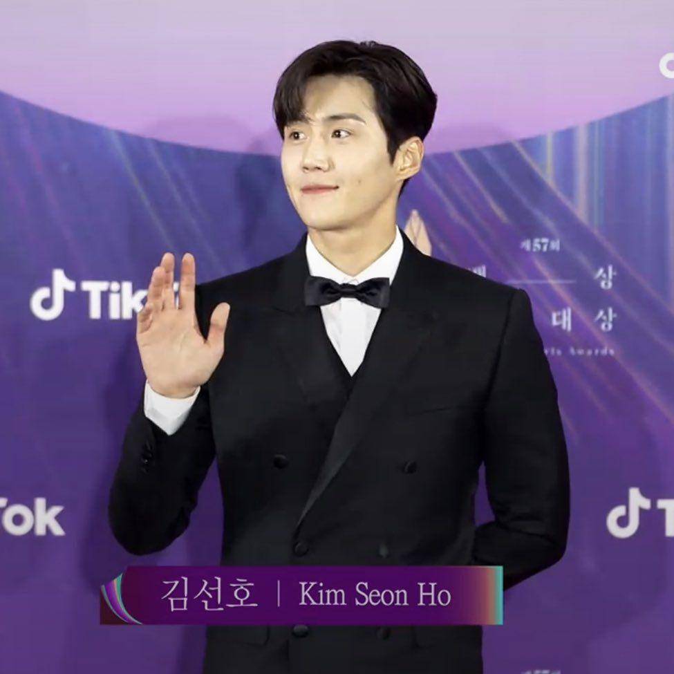 Kim Seon Ho di red carpet Baeksang Arts Awards 2021 (twitter.com/KoreanBes)