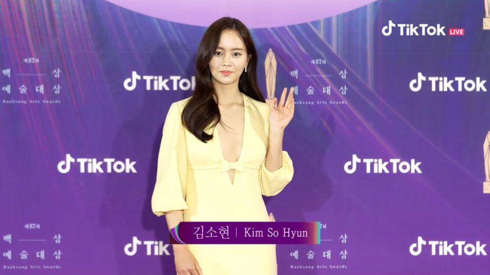 Kim So Hyun di red carpet Baeksang Arts Awards 2021 (twitter.com/kdramaTnT)