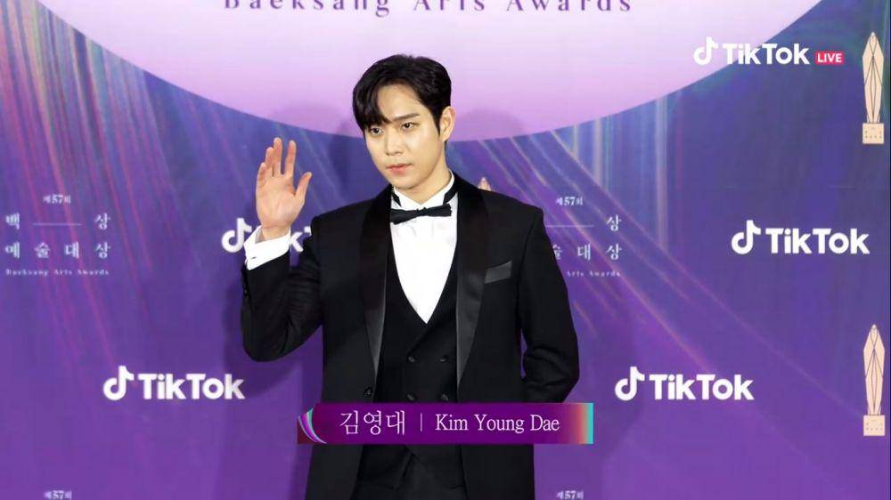 Kim Young Dae di red carpet Baeksang Arts Awards 2021 (twitter.com/kdramafairy)